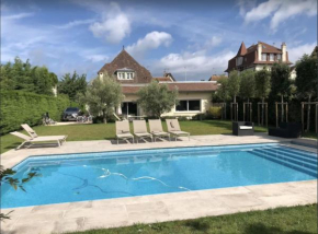 Maison familiale et moderne avec piscine chauffée
